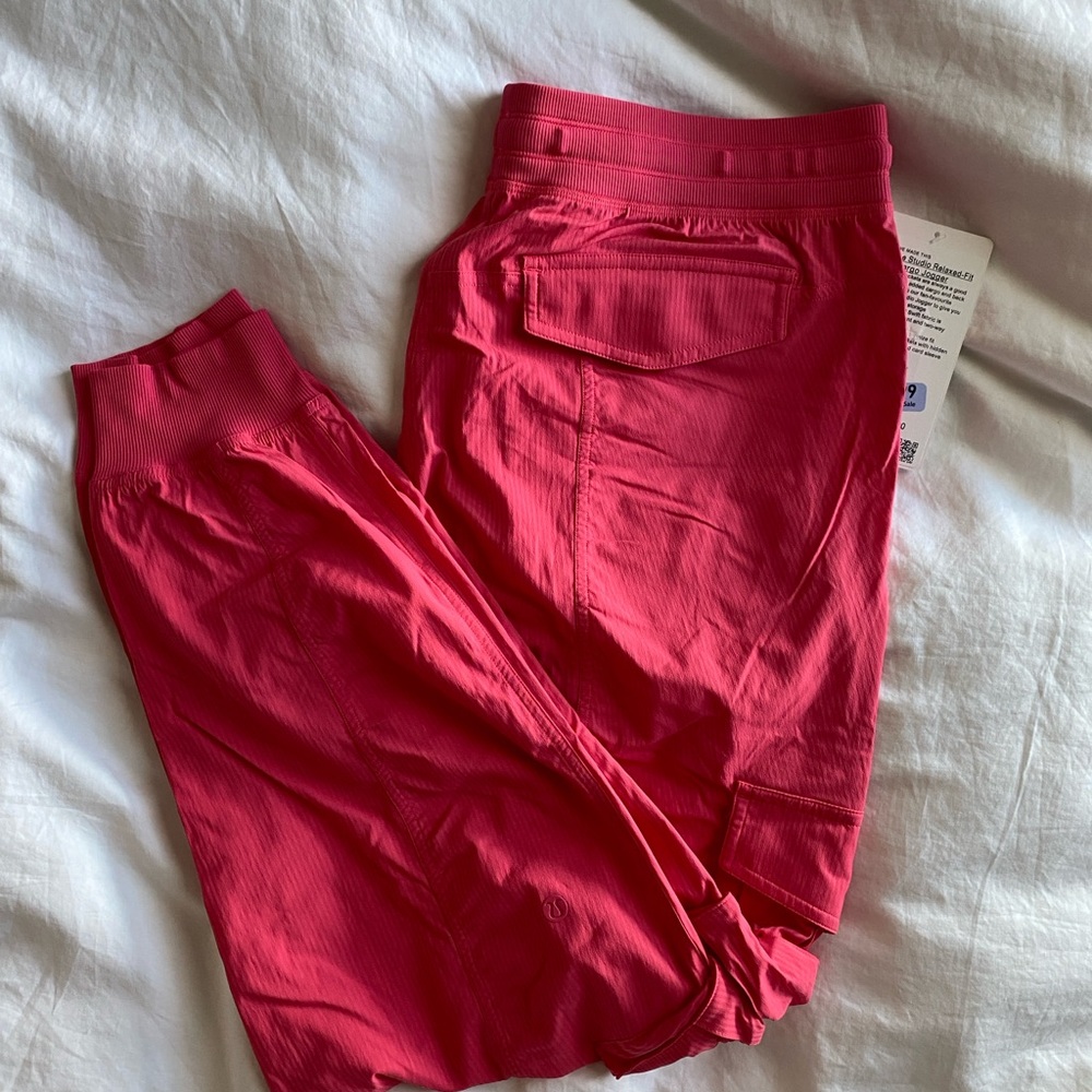 Lululemon Dance Studio Relaxed-Fit Mid-Rise Cargo Jogger - Picture 9 of 9
